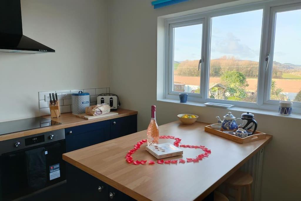 Blue Anchor House - Seaview, Hot Tub Apartments מראה חיצוני תמונה