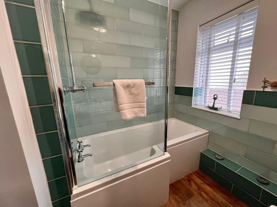 Blue Anchor House - Seaview, Hot Tub Apartments מראה חיצוני תמונה